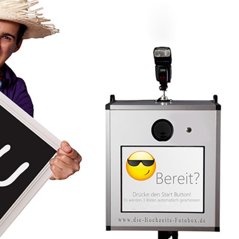 Unsere Profi-Fotobox mit Blitz und Startbildschirm „Bereit?“ – bereit für die Gäste