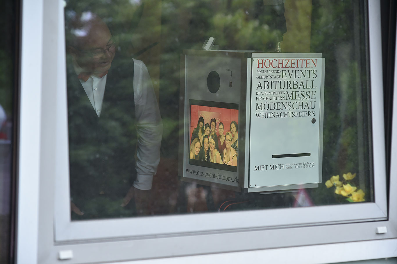 Fotobox im Freien mit Beispielbildern der Gäste